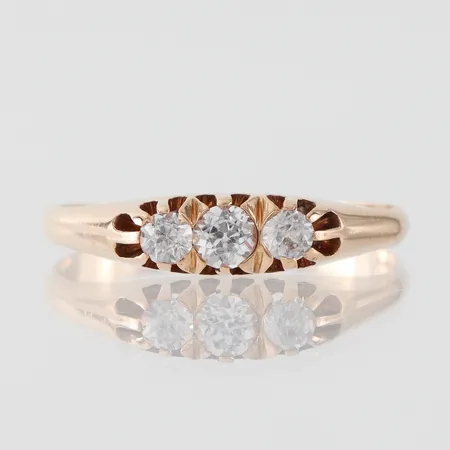 Ring med 3 st vita stenar, Gustav Dahlgren & Co Malmö, storlek 18 mm, bredd 1.8-4.3 mm, 18k. Vikt: 2,3 g