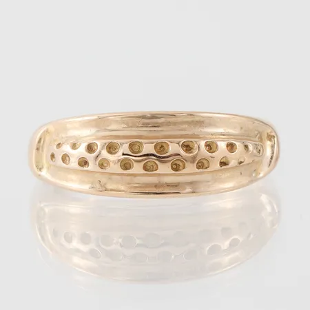 Ring något mönstrad, stl 17¼mm, bredd 1,9-6,7mm, 18k Vikt: 2,6 g