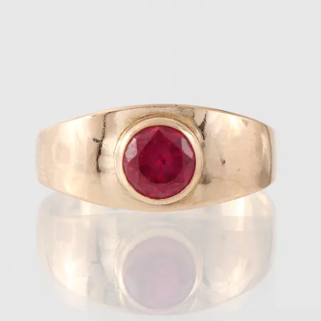 Ring med röd sten, stl 17¾mm, bredd 2,8-8,3mm, Rahlens Guldsmeds Ab Borås 1969, 18k Vikt: 2 g