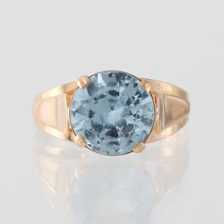 Ring med ljusblå sten, stl 15¾mm, bredd 2,1-9,1mm, 18k Vikt: 2,8 g