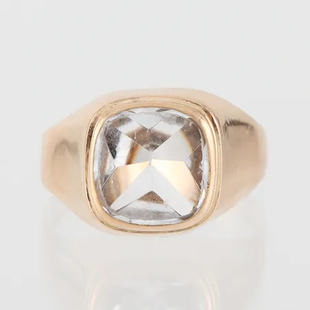 Ring med sten, stl 18¼mm, bredd 2,5-12,3mm, Ceson Guldvaru Ab Göteborg, 18k Vikt: 3,4 g