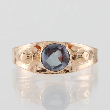 Ring med cabochonslipad lila sten, stl 17mm, bredd 2-7mm, Ceson Guldvaru Ab Göteborg 1960, 18k Vikt: 1,9 g