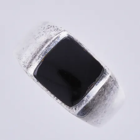 Klackring med svart sten, GHA, stl: 19½, bredd: ca 4-10mm, silver 925/1000  Vikt: 5,6 g