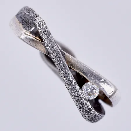 Ring med hamrad dekor och vit sten, stl: 17¾, bredd: ca 2-5mm, silver 925/1000 Vikt: 6 g