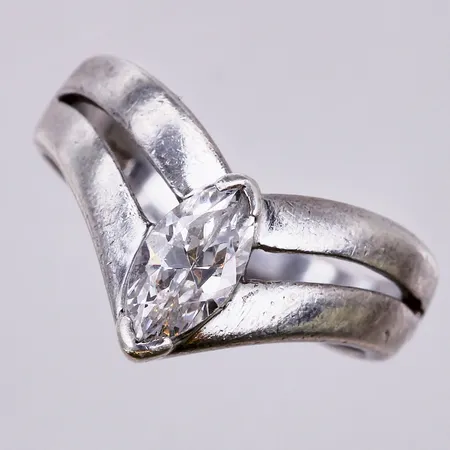 Ring med vit sten, stl: 16¾, bredd: ca 3-5mm, silver 925/1000 Vikt: 4 g