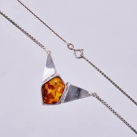 Collier med bärnsten, längd: ca 45cm, bredd: ca 1-20mm, silver 925/1000 Vikt: 12,3 g