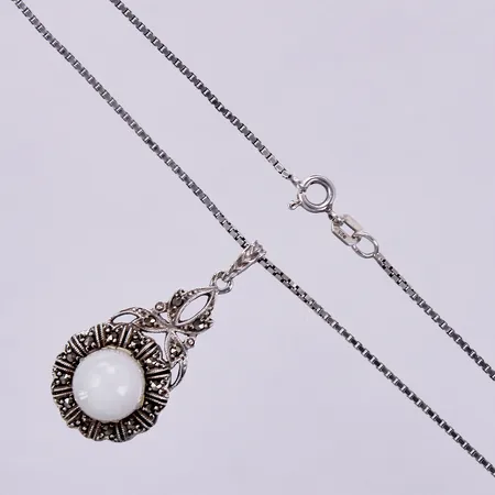 Collier med markasiter och vit sten, Venezia, Längd: ca 46cm, hänge längd: ca 3,5cm ,Ø ca 15mm, silver 925/1000  Vikt: 8,2 g