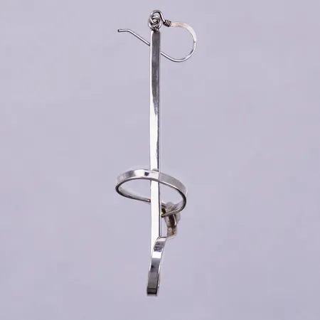 Örhänge, Cecilia Koch Danielsson Silversmide, längd: ca 7,5cm, bredd: ca 2-16mm, år 1999, 925/1000, silver Vikt: 3,5 g