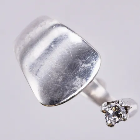 Ring med vit sten, stl: 19¼, justerbar, bredd: 2-13mm, GFAB, 925/1000, silver Vikt: 5,2 g
