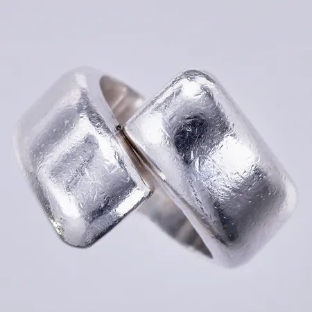 Ring, stl: 17½, bredd: ca 9-19mm, Suarti, något repig, 925/1000, silver Vikt: 16,1 g