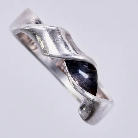 Ring, Ulla Holm 1992, stl: 17½, bredd: ca 4mm, silver 925/1000 Vikt: 3,8 g