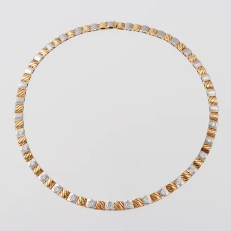 Collier mönstrat rödguld och matterat vitguld med diamanter ca 8x0,15ct och ca 8x0,10ct ca VSI, längd ca 44 cm, bredd ca 6,3 mm, 18k Vikt: 50,5 g