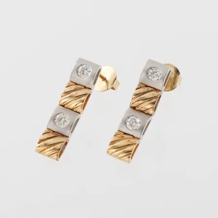 Örhängen paret , mönstrat rödguld och matterat vitguld med diamanter ca 4x0,15ct ca VSI ,18k Vikt: 6,8 g