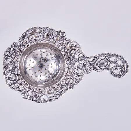Tesil med ställning, längd ca 11,2cm, höjd ca 830/1000, med svensk importstämpel,  silver Vikt: 49,7 g