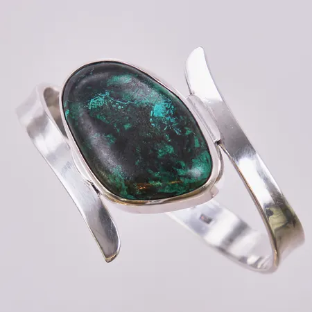 Armring med grön sten, inner Ø ca 6cm, öppningsbart, bredd: ca 10-39mm, Konsthantverk O Finmekanik S G He, år 1967, 830/1000, silver Vikt: 52,8 g