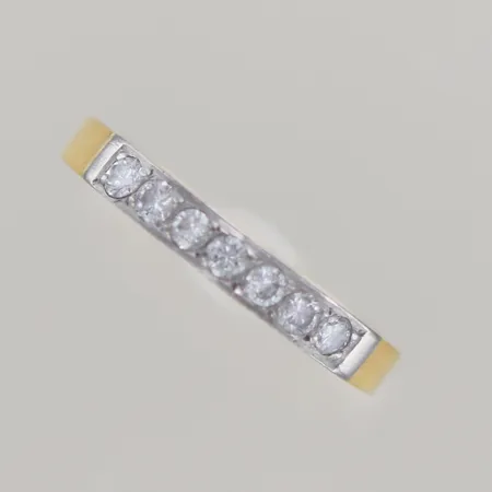 Alliansring med 7 briljanter ca20ct  Ø 16 mm B 2,6 mm, vitguld 18k graverad Vikt: 2,4 g