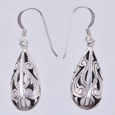 Ett par örhängen, längd: ca 3,8cm, bredd: ca 12mm, 925/1000 silver  Vikt: 5,1 g