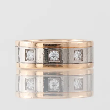Ring röd/vitguld med 3st diamanter enligt inskription  0,18ct, bredd ca 7 mm, stl 16½ PCHFB Production AB Bergkvara 18K Vikt: 11 g