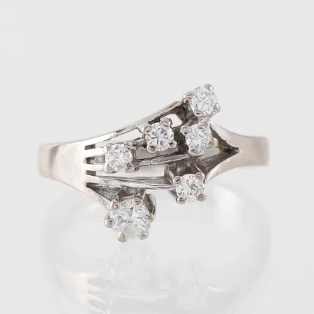 Ring med diamanter totalt 0.46ct enligt inskription ca 1x0,21ct och ca 5x0,05ct, stl 17½mm, stpl Alton Falköping troligtvis 1974, 18k vitguld Vikt: 6,4 g