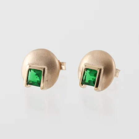 Ett par örhängen med gröna glasstenar, höjd ca 9,5mm, 18k  Vikt: 3,1 g