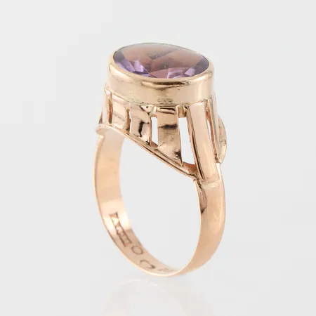 Ring med sten, Guld & Gravyr Lennart Magnusson Göteborg, storlek 17 ¼ mm, bredd 3-12.4 mm, 18k. Vikt: 3,9 g