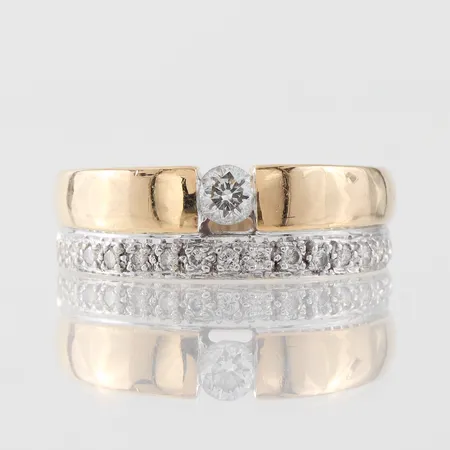 Ring röd och vitguld med diamanter ca 1x0,15ct och ca 15x0,01ct, Guldfynd AB, storlek 16 ½ mm, bredd 6.7 mm, 18k. Vikt: 5,2 g
