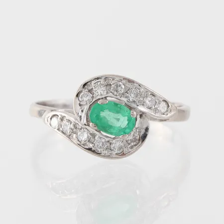 Ring vitguld med smaragd och diamanter ca 12x0,02ct några med små skador, Bengt Hallberg Köping 1994, storlek 19 mm, 18k. Vikt: 3,5 g