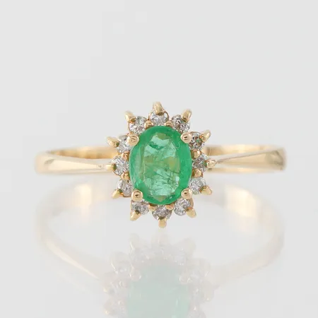 Ring med smaragd och diamanter ca 12x0,01ct, storlek 17 ½ mm, bredd 2.2-9.7 mm, 18k. Vikt: 2,6 g