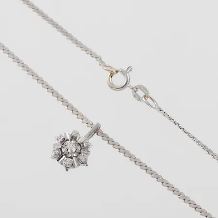 Collier vitguld med diamanthänge ca 1x0,03ct och ca 6x0,01ct, längd ca 41 cm, bredd 1.6 mm,  hängets höjd ca 14 mm, 18k. Vikt: 6 g