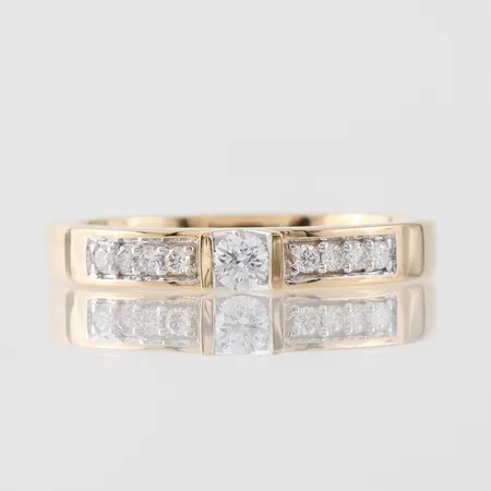 Ring med diamanter ca 1x0,20ct och ca 8x0,03ct, Guldfynd AB, storlek ca 20 mm, bredd 3.2-3.5 mm, 18k. Vikt: 5,9 g