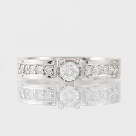 Ring vitguld  med diamanter på 0.40 ct enligt inskription, Schalins, storlek 17 mm, bredd 4-4.7 mm, 18k. Vikt: 6,1 g