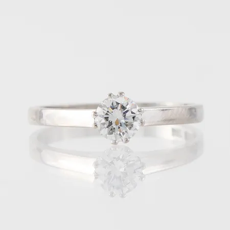 Enstensring vitguld med diamant på 0.43 ct enligt inskription, Örns Juvelatelje Göteborg, storlek ca 17 mm, bredd 1.8-5.6 mm, 18k. Vikt: 2,6 g