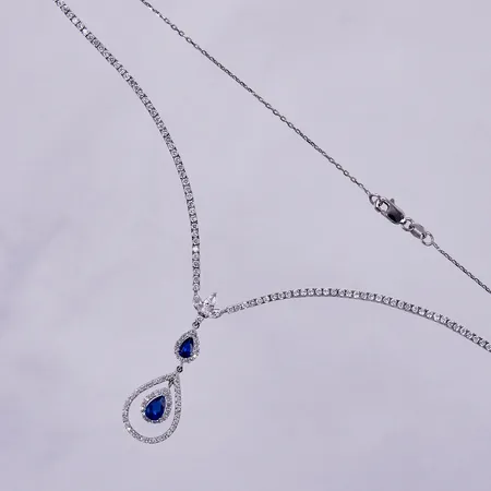 Collier vitguld med vita och blå stenar, längd: ca 42cm, bredd: ca 1-37mm, 18K Vikt: 7,7 g