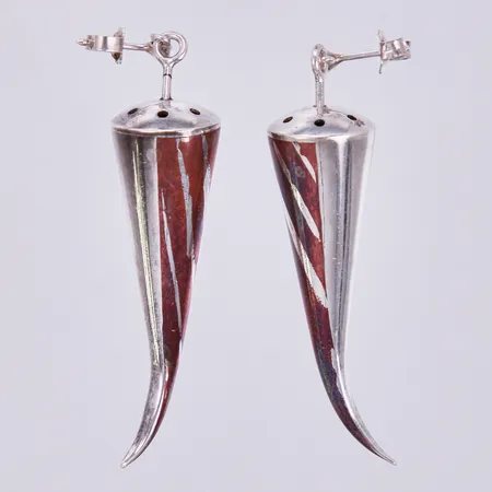Ett par örhängen, längd ca 6cm, bredd ca 1-13mmm, märkta temel, inläggning i koppar, 925/1000 silver Vikt: 12,4 g
