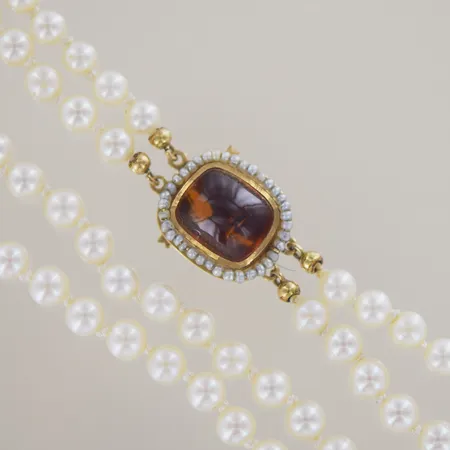 Pärlcollier med sötvattenpärlor, guldlås med bärnsten 15 x 17 mm, L 45 cm, 18k  Vikt: 34,9 g