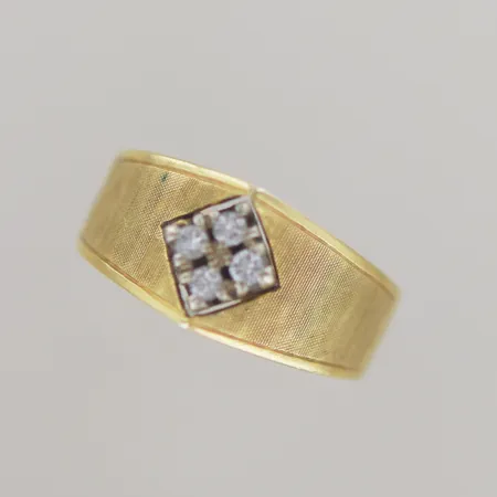 Ring med diamanter 4x 0,02 ct  Ø 18 mm  B 4-9 mm, 18k   Vikt: 5,6 g