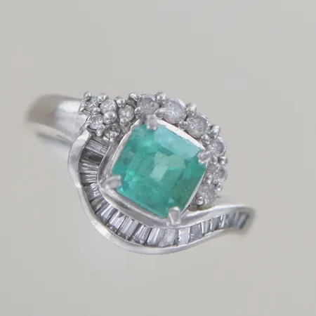 Ring med princessslipad Smaragd på 1 carat,  diamanter på totalt c:a 0,37 ct, (enl gravyr i ringen "D 0.40"  ), en sten saknas närmast skenan och smaragden, platina 900  Vikt: 5,8 g