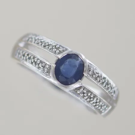 Ring med diamanter och 1safir, Ø 17 mm B 3-7 mm, vitguld 18k Vikt: 5,1 g