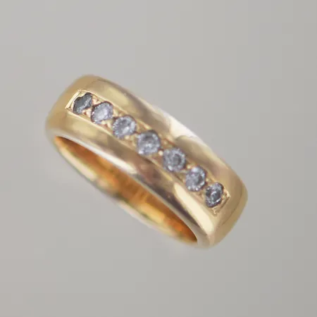 Ring med 7 diamanter 0,35 ct W Si, Ø 16,5 mm, 18k graverad Vikt: 10,7 g