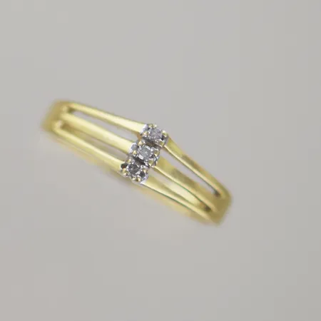 Ring med 3 diamanter, Ø 17,75 mm B 2-5 mm, 18k Vikt: 2,3 g