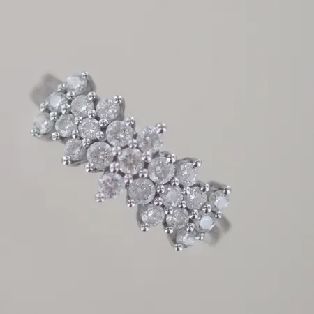 Ring med zirkoner, Ø 17,75 mm B 2-9 mm, vitguld 18k Vikt: 5,2 g