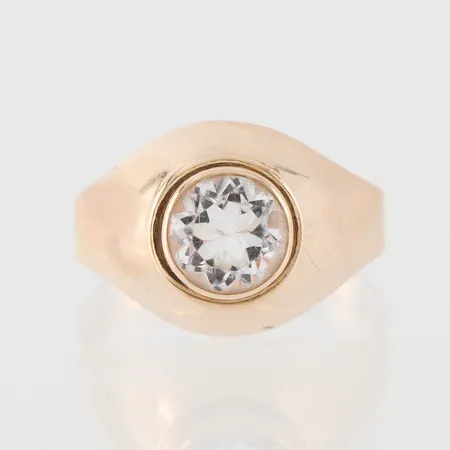 Ring med bergkristall, stl 17 mm , bredd  2,70 - 12 mm, ABD Brofod Aktiebolaget Falköping1977, 18k Vikt: 2,7 g