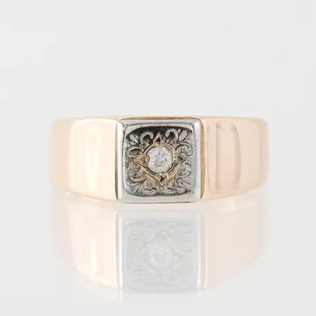 Ring med kubis zirkonia, stl 17mm, bredd 2,9-7,4mm, ostämplad 18k  Vikt: 4,5 g