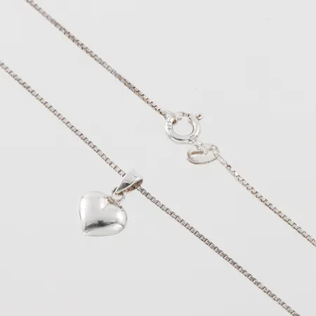 Collier med hänge hjärta, längd ca 36 cm, hängets höjd med ögla 13.3 mm, silver. Vikt: 1,9 g