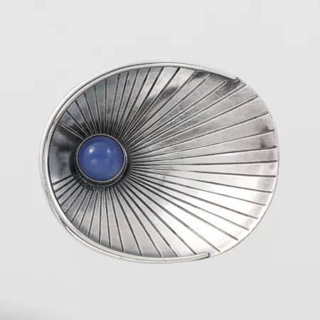 Brosch med sten, Ericsson Stilsmycken Per Helsingborg 1957, längd 4 cm, silver. Vikt: 10,6 g