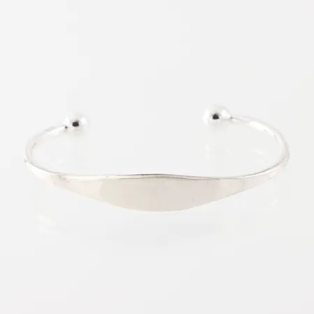 Armring öppen, bredd brickan 10,6mm, importstämpel silver Vikt: 11,7 g