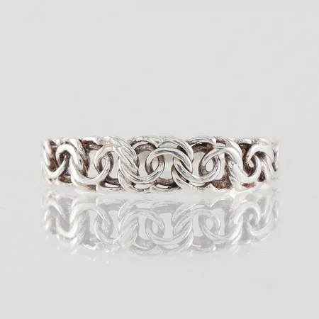 Ring Bismarck, storlek 19 mm, bredd 2.2-5.1 mm, silver 925/1000. Vikt: 1,6 g