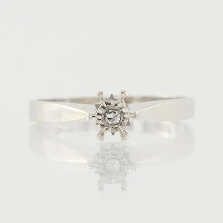 Ring med diamant 0,02WSi, stl 17mm, bredd 1,9mm, 18k vitguld Vikt: 2,4 g