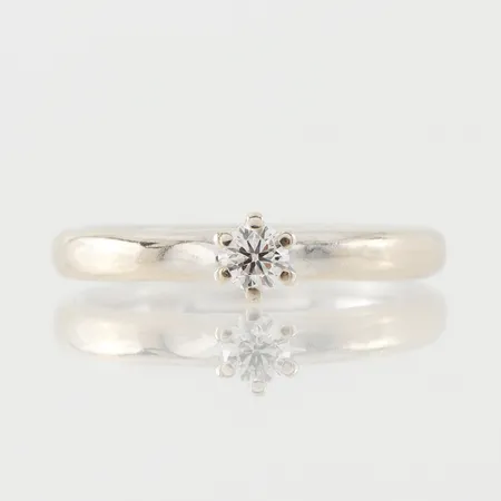 Enstensring Glamira Katherina, vitguld med diamant på 0.16 ct  storlek 16 ½ mm, bredd 2.5-4.6 mm, 14k, intyg samt box och etui medföljer, nypris 8571 kronor. Vikt: 3,5 g