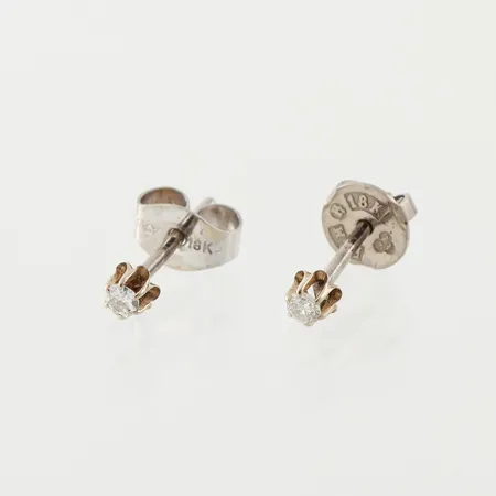 Örhängen paret, vitguld med diamanter ca 2x0,04ct, olika låsstopp, diameter ca 2.6 mm, 18k. Vikt: 0,8 g